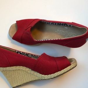 Toms; red peep toe platforms ❤️